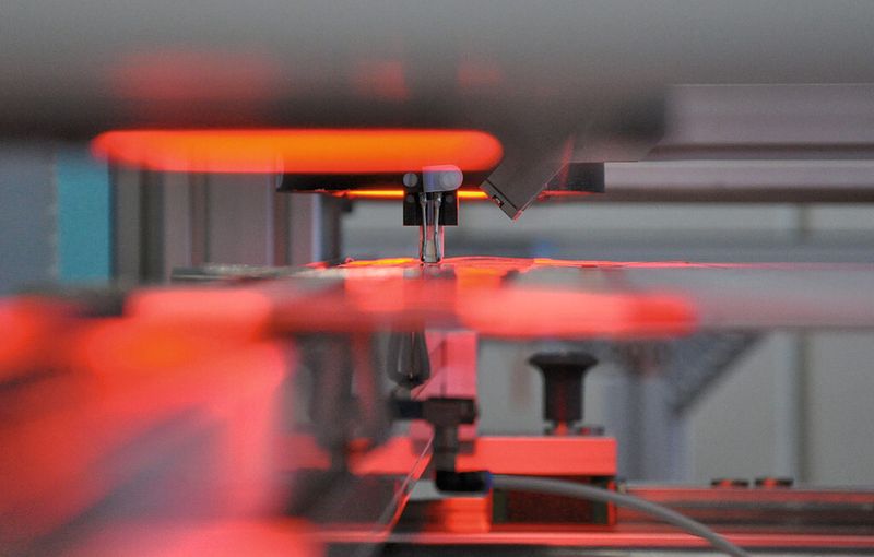 Bild 3: Einer der beiden Induktionslötköpfe der Maschine. (Bild: Cognex)
