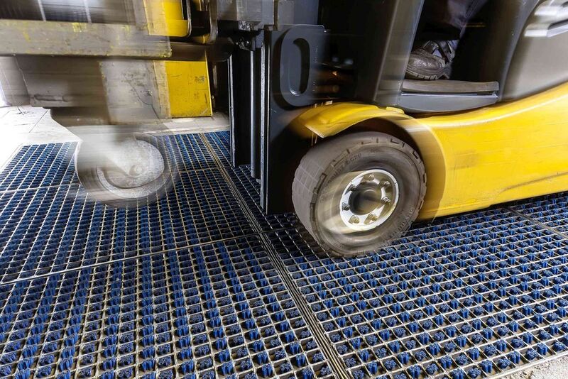 Profilgate reinigt Reifen und Räder bereits an der Einfahrtzone. (Bild: Heute Maschinenfabrik)
