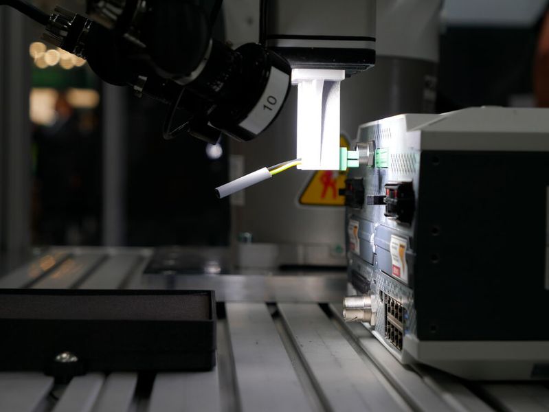 Micropsi Industries demonstrierte an seinem Stand, wie mithilfe der Software des Unternehmens Roboter Stecker, frei schwingende oder reflektierende Gegenstände erkennen und greifen können. (Bild: Sandro Kipar/VCG)