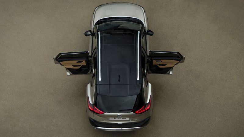 Die Fondtüren lassen sich fast rechtwinklig öffnen. (Bild: Nissan)