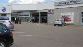 Es begann mit einer Schmiede und wuchs zu einer stattlichen Autohausgruppe heran: Das Herrenberger Autohaus Weeber. (Archiv)