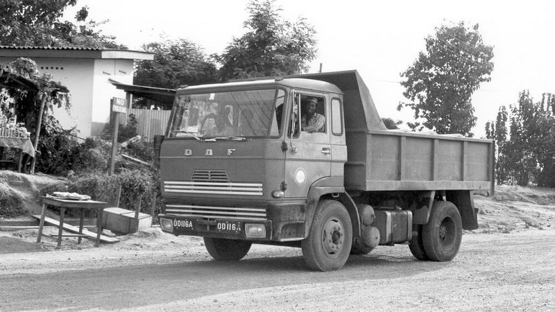 Der Anfang 1970 eingeführte F1600 und F2000 waren neu konstruiert und die Fahrerhäuser für einen einfacheren Service kippbar. Sie bestanden aus Standardpressteilen und waren so gestaltet, dass problemlos eine große Zahl von Variationen verwirklicht werden konnte. Der neue 8,25-Liter-Querstrom-Sechszylinder-Diesel wurde als Saugmotor oder mit Turbolader angeboten (163 oder 218 PS). (Bild: DAF)