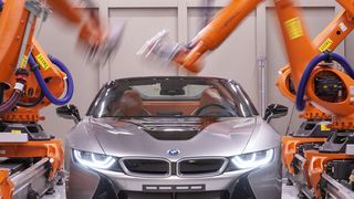 Vier Roboter umfahren den Prototypen und erstellen dabei mehrere tausend Schnittbilder. (BMW)