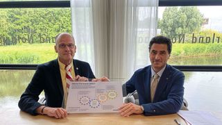 Bild von links nach rechts: Henri De Boer, Geschäftsführer von ESI Eurosilo B.V. und Dr. Pietro de Michieli, CEO Aumund Group bei der Vertragsunterzeichnung in Amsterdam am 25. Juni 2025 (Bild: Aumund)