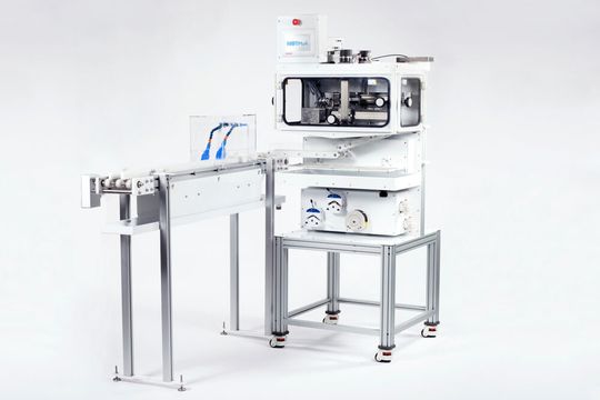 Mithilfe dieser Anlage entstehen die flüssigkeitsgefüllten, essbaren Membranen von Skipping Rock Labs.(Bild:  Notpla, David Lineton)