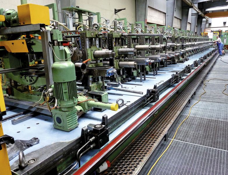 Die Profilquerschnitte werden kontinuierlich in Walzanlagen erzeugt. Darauf können verschiedene Geometrien hergestellt werden. Je nach Produkt werden die einzelnen Walzstationen mithilfe eines ausgeklügelten Systems gewechselt. Der Vorgang dauert nur wenige Minuten. Bild: Kuhn (Archiv: Vogel Business Media)