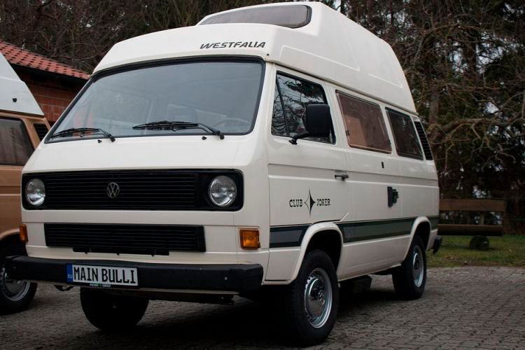 Seit dem 12.3.1985 ist „Winni“ auf Europas Straßen unterwegs und hat schon einiges erleben dürfen. Seine creme-weiße Lackierung hat ihm diverse Spitznamen wie Riesentoaster, Elefanten-Schuhkarton oder Wanderdüne eingebracht. Letzteres vermutlich aufgrund seiner nicht gerade überwältigenden Motorisierung von 50 Diesel-PS. (Maiores Photographie )