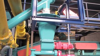 Mit der einwandfreien Lagerung und Materialflussgestaltung des zusätzlich benötigten Flammschutzmittels, sorgte Geroldinger für einen erfolgreichen Abschluss des
Großprojektes und konnte eine schlüsselfertige Anlage übergeben. (Bild: Funder Max/Geroldinger)