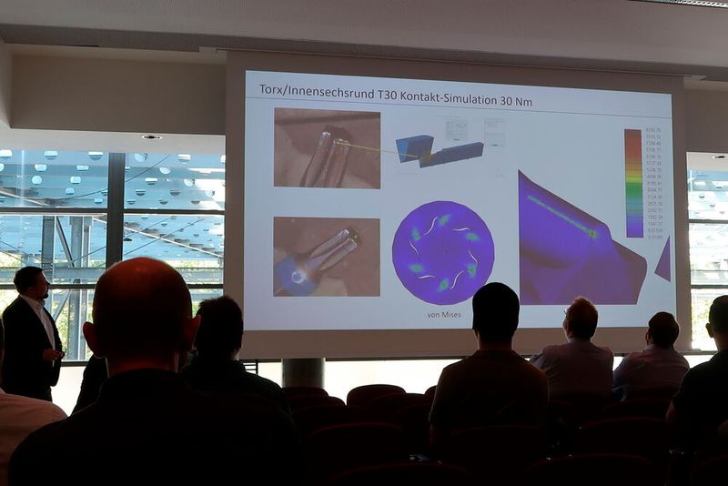 Stefan Jahr von der Hochschule Düsseldorf referierte über die Betriebsfestigkeitssteigerung eines Schrauben-Antriebssystems durch Kontaktzonenoptimierung. (Bild: D.Quitter – VCG)