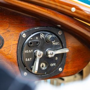 The driver also had to adjust the mixture formation and ignition timing on switches to get the 110 hp inline six-cylinder running.(Image: Rolls-Royce)