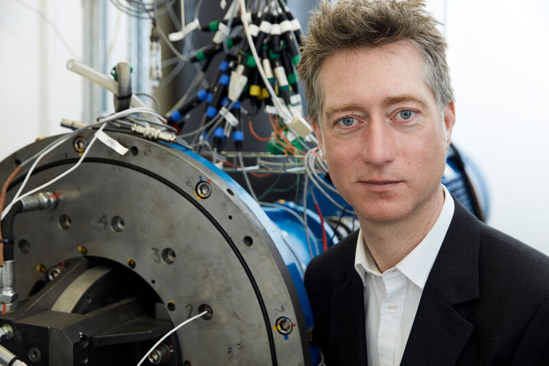 Der britische Erfinder Steve Lindsey tritt mit einem neuen rotierenden Luftkompressor, der Energieeinsparungen von bis zu 20 % ermöglicht, für die Kategorie „Kleine und mittelständische Unternehmen (KMU)“ an.
 (Heinz Troll)