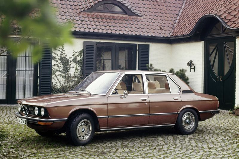 Mit den Limousinen der 5er-Reihe beginnt BMW 1972 eine neue Nomenklatur und eine neue Ära als direkter Wettbewerber zu Mercedes. (Bild: BMW)