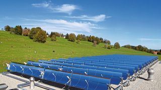 Parabolrinnen-Kollektoren konzentrieren die Sonnenstrahlung auf ein von Wasser durchströmtes Absorberrohr und erhitzen das Wärmeträgermedium auf bis zu 112 °C. Die Kollektoren verwerten Direktstrahlung, nicht aber Diffusstrahlung.  (Emmi)