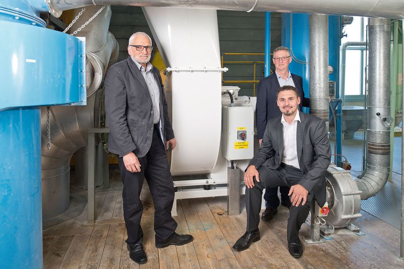 Peter Hofer, UFA (links), Viktor Borner, Bühler (im Hintergrund), und Patrik Herburger-Rauter vor der Neuinstallation. (Bild: ABB)