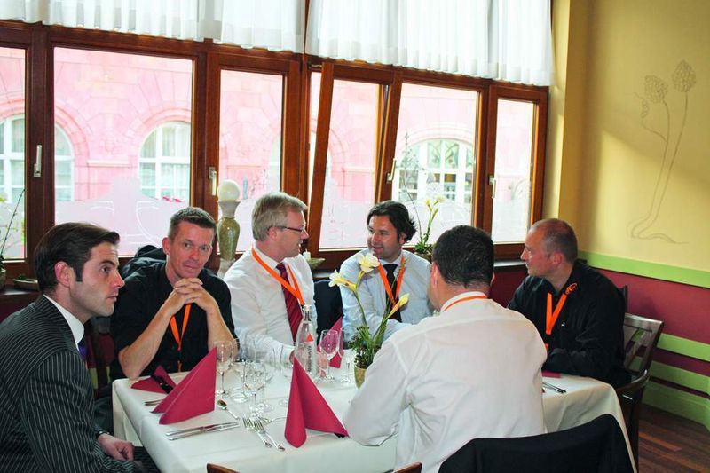 Von links: Sebastian Theodam, APC, Oliver Fronk, Algol, Gero Hagemeister, DGR, Kai-Uwe Zanner, Avaya Financial Services und Guido Nickenig, Algol, unterhalten sich angeregt beim Abendessen. (Archiv: Vogel Business Media)