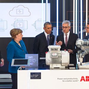 Bei ihrem Besuch am Stand von ABB erlebten Merkel und Obama den neuen Smart Sensor von ABB. ABB CEO Ulrich Spiesshofer demonstrierte den beiden Regierungschefs, wie dieser das Management von Millionen Elektromotoren durch die erstmals mögliche Verbindung mit Cloud-basierten Diensten verbessern kann.