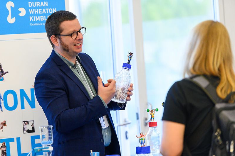 ... bis hin zu Laborglas, ...    Mehr Infos zu den kommenden LAB-SUPPLY-Messen finden Sie auf www.lab-supply.info (Bild: Stefan Stark)