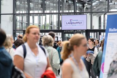 Herzlich willkommen zur LAB-SUPPLY Berlin 2026. In dieser Bildergalerie blicken wir zurück auf den 16. Juni, an dem die Labormesse on Tour wieder einmal in der Hauptstadt zu Gast war. Viel Spaß beim Durchklicken. 
 
 
Mehr Infos zu den kommenden LAB-SUPPLY-Messen finden Sie auf www.lab-supply.info (Bild: Stefan Stark)