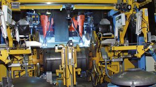 Die beiden Qirox-Roboter verschweißen parallel Deckel und Boden mit dem Mantel des Bosch-Wasserspeichers. (Bild: Carl Cloos/Dieter Holler)