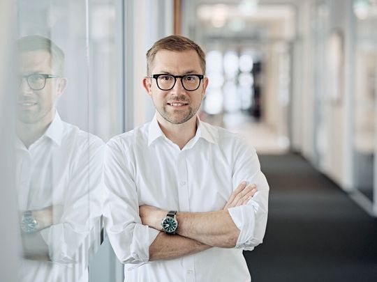 Alexander Kaiser, Head of Global Product Line Smart Services & Digital Business Partner beim Schmierstoffhersteller Fuchs SE: «Datenbasiertes KSS-Management und maschinelles Lernen in Verbindung mit KI können dazu beitragen deutliche Effizienzgewinne beim Schleifen zu erschliessen.» (Bild:  Fuchs SE)