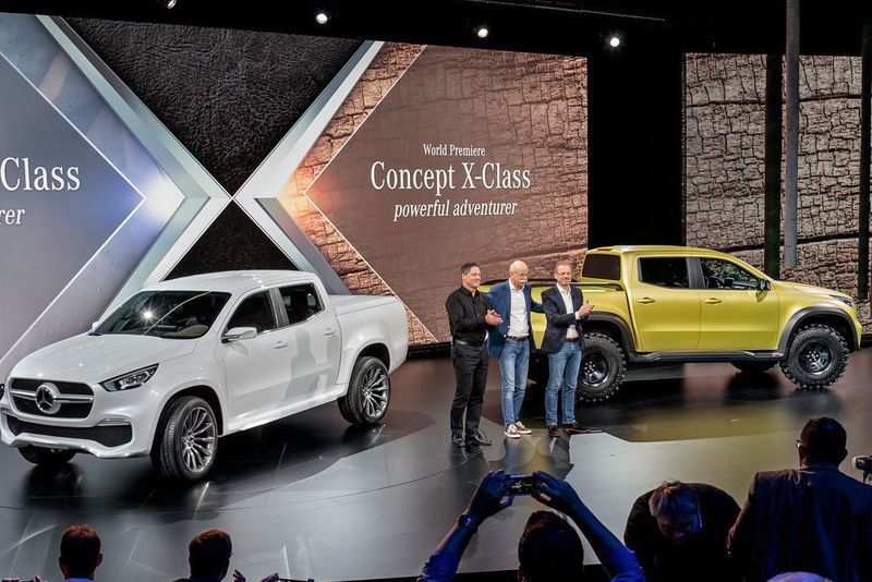In Stockholm haben (v. li.) Desingchef Gorden Wagener, Konzernboss Dieter Zetsche und Volker Mornhinweg, Leiter Mercedes-Benz Vans, die Konzeptfahrzeuge der X-Klasse vorgestellt. (Daimler)