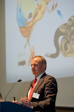 Hirnforscher Prof. Dr. Dr. Manfred Spitzer erläuterte, wie unser Gehirn Situationen bewertet und Entscheidungen trifft. (Bild: Odgers Berndtson)