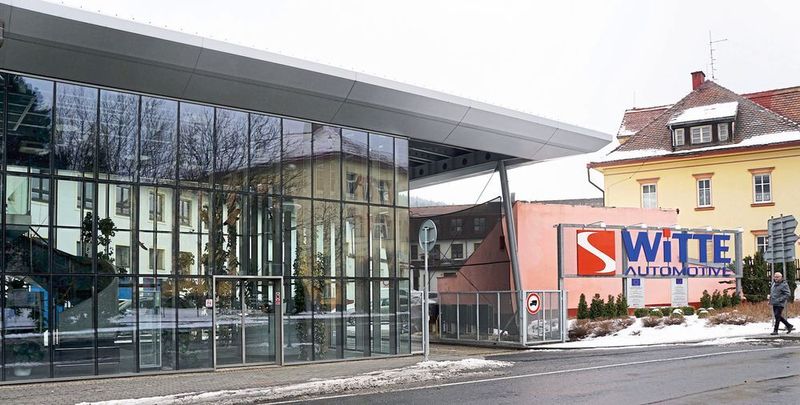 In allen bekannten Automarken befinden sich heute Witte-Produkte. Mit innovativen Lösungen und technologischem Know-how begeistert Witte seit vielen Jahrzehnten seine automobilen Kunden in aller Welt. Für sie entwickelt und produziert Witte außer Schließ- und Betätigungssysteme auch Antriebe für Klappen und Türen sowie Sitzverriegelungen und Kameramodule. Spezialisierte Kompetenzzentren für Kunststoff-, Stanz- und Druckgusstechnik gewährleisten funktional, qualitativ, ökologisch und preislich Spitzenleistungen. (Wittmann-Battenfeld)