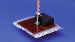 Ein elektrostatischer Greifer ist für das Handling von Fasergelegen geeignet.  (Bild: Fraunhofer IPT)