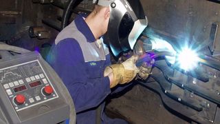 Der Rapid Weld- Prozess ermöglicht in Verbindung mit den neuen Schweißanlagen der Serie Qineo Tronic und Qineo Pulse (bis 600 A) das rationelle MAG- Eindrahtschweißen mittel- bis dickwandiger Stahlbauteile.  (Bild: Cloos)