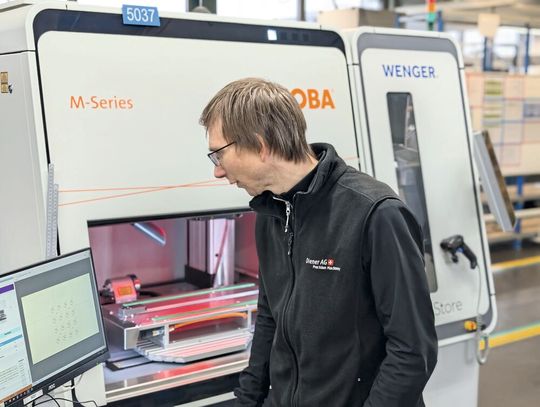 Matthias Demuth (Laser-Einrichter und Programmierer, Diener AG) beim Starten eines Laserjobs.(Bild:  Teltec Systems AG)
