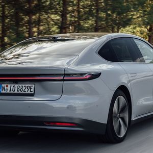 Der Stromer imponiert mit seiner schieren Größe, zudem bietet er einige schicke Details wie etwa die mit der Blechhaut bündigen Türgriffe.(Bild:  Nio)