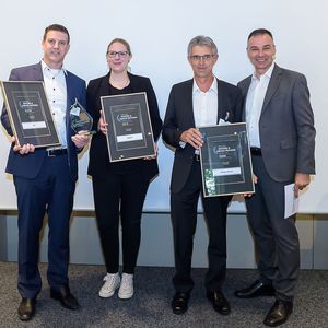 Jury-Mitglied Gerd Simon (rechts im Bild) beglückwünscht die Gewinner in der Kategorie „Webhosting“: 1&1 Internet (Platin), Strato (Gold) und Hetzner Online (Silber).(Bild:  Marko’s Photography / Marko Kovic)