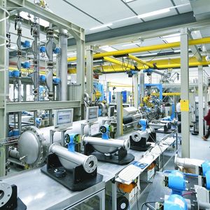 Blick in die neue Produktions-Kalibrieranlage „Premiumcal“ der Endress+Hauser Flowtec in Reinach. Die Messunsicherheit beträgt maximal ±0,015% vom Bezugswert. Damit können Coriolis-Durchfluss-Messgeräte des Typs Promass F auf ±0,05% genau kalibriert werden. 