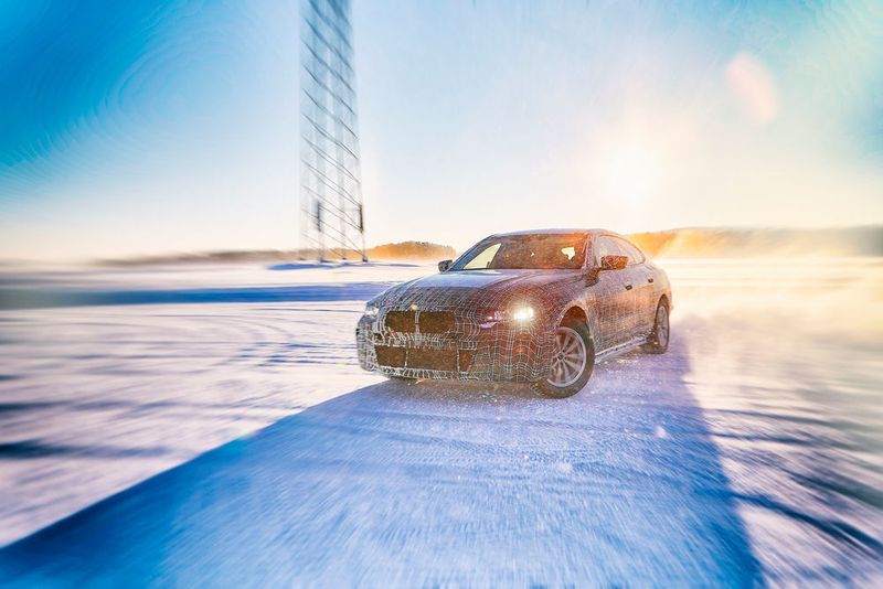 Bei dem i4 soll es sich um ein viertüriges Coupé handeln, für das BMW über 600 Kilometer batterieelektrische Reichweite verspricht.  (Wilfried Wulff)