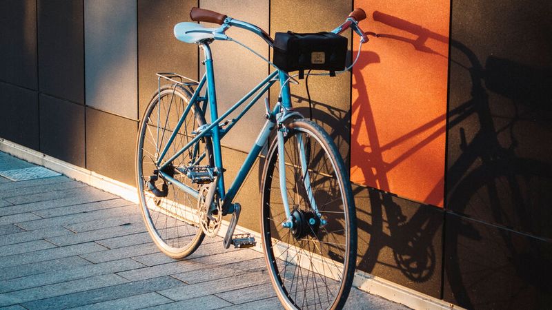 Velotton verspricht, aus einem gewöhnlichen Fahrrad mit nur wenigen Handgriffen ein E-Bike machen zu können.(Bild:  Velotton)