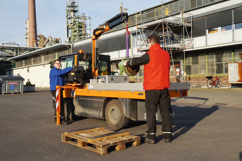Für die Instandhaltung der weitläufigen Industrie-Anlage wurden neue Fahrzeuge benötigt, mit denen schwere Lasten, beispielsweise Kreiselpumpen, Turbinen, Elektromotoren und Ersatzteile nicht nur befördert, sondern auch angehoben werden können. (Bild: Still)