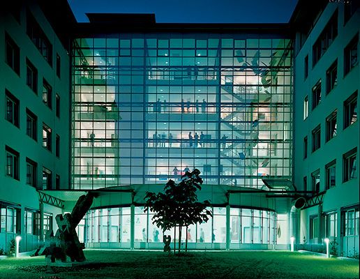 Platz 10: Teva Pharmaceutical übernimmt Allergan Generics (Status: Unternehmen sind sich einig, Entscheidung der diverser Kartellbehörden stehen noch aus): Der israelische Pharmakonzern lässt ich den Kauf der Generika-Sparte von Allergan rund 40,5 Milliarden Dollar kosten. Die EU-Kommission hat dem Deal unter Auflagen zugestimmt. Um eine zu hohe Marktkonzentration zu vermeiden, müssen beide Unternehmen jedoch Teile ihrer Vermögenswerte veräußern. Bei Allergan Generics betrifft das unter anderem das Geschäft in Großbritannien und Irland. Teva ist in Deutschland vor allem als Mutterkonzern von Ratiopharm bekannt. (Bild: Ratiopharm)