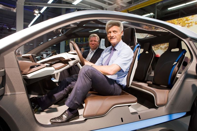 Bundesverkehrsminister Peter Ramsauer und BMW Group Produktionsvorstand Frank-Peter Arndt im BMW i3. (BMW)