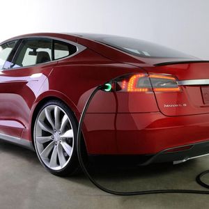 Tesla, der bedeutendste Hersteller von elektrisch angetriebenen Premiumfahrzeugen hat mit Bossard, dem führenden Anbieter von intelligenten Lösungen für die industrielle Verbindungstechnik, einen Dreijahresvertrag über USD 140 Mio. abgeschlossen.