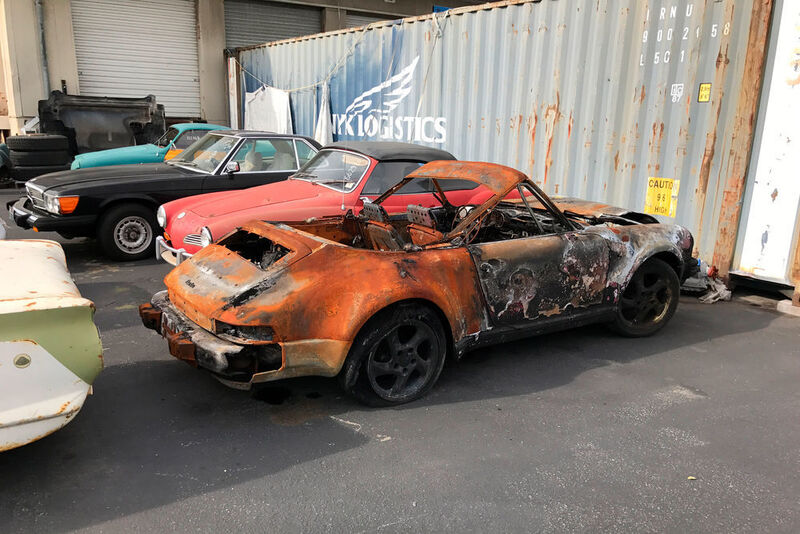 Warum jemand partout den komplett ausgebrannten Porsche Turbo exportieren will? Das kann der Spediteur nicht sagen. (Benjamin Bessinger/sp-x)