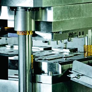 Doppelständerpressen mit Kapazitäten bis 200 t und C-Ständer-Pressen mit Kapazitäten von 80 bis 150 t ermöglichen die Bearbeitung von Werkstücken mit Bandbreiten von 5 bis 420 mm und Banddicken von 0,1 bis 10,0 mm.