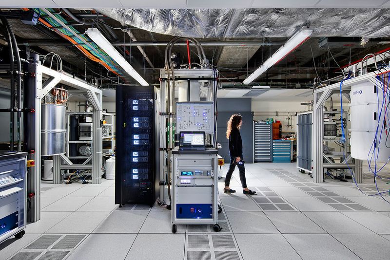 Im „IBM Q“ Rechenzentrum am Thomas J Watson Research Center. Es beherbergt die fortschrittlichsten Quantencomputer von IBM, auf die über „IBM Cloud“ und „IBM Q Network Clients“ zugegriffen wird. Die Kunden stammen aus Fortune-500-Unternehmen, akademischen Institutionen und nationalen Forschungslabors aus der ganzen Welt.  (Connie Zhou)