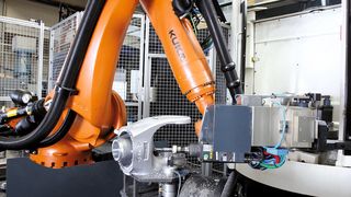 In den Nebenzeiten übernimmt der Roboter Bearbeitungsschritte von der Werkzeugmaschine.  (Bild: Kuka Roboter)
