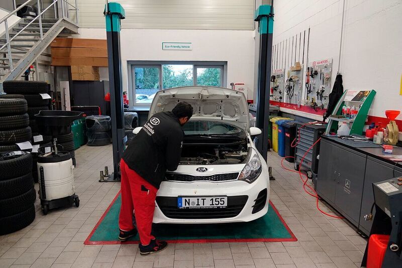 Der Arbeitsplatz für die Elektrofahrzeuge ist bereits eingerichtet, wird aber auch für andere Autos genutzt. (Rosenow/»kfz-betrieb«)