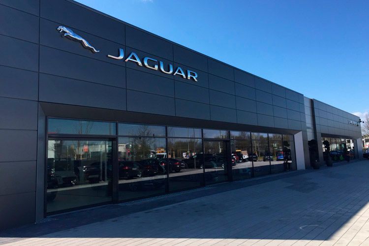 In der Südtiroler Straße in Augsburg war so das modernste Autohaus der britischen Traditionsmarken in der Region entstanden. (Foto: Werner Haas Automobile)