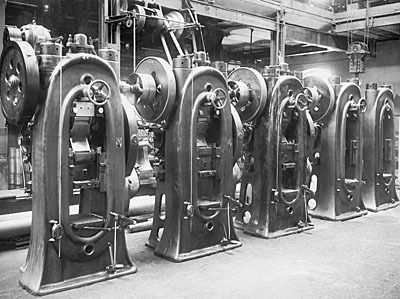 Bild 9: Auf allen Kontinenten werden Münzen und Medaillen mit Schuler Münztechnik hergestellt. Im Bild Kniehebelpressen – Baujahr 1928 – bei der Montage in Göppingen. (Archiv: Vogel Business Media)