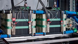 Das „Herz“ einer Redox-Flow-Batterie – der Stack – wurde von Fraunhofer-Umsicht und Volterion völlig neu gedacht. Schweißen statt schrauben, ist nun angesagt, was den Innovationspreis für Klima und Umwelt eingebracht hat. Hier mehr dazu... (Bild: Fraunhofer-Umsicht / P. Banczerowski)