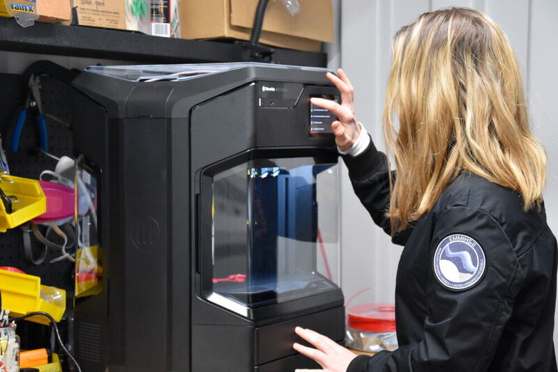 Im Techniklabor des HI-SEAS-Habitats fand der METHOD-Drucker von Makerbot zwischen Raumanzügen, Lebenserhaltungssystemen und Instrumenten aller Art seinen temporären Platz auf dem Mond.  (Sabrina Kerber)
