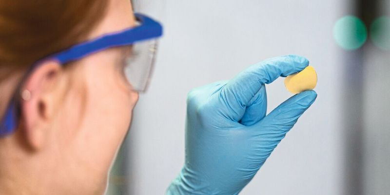 Abb. 1: Übernimmt in einer Festkörperbatterie den Ionentransport zwischen den Batterieelektroden – der Festkörperelektrolyt(Bild:  © Fraunhofer ISC)