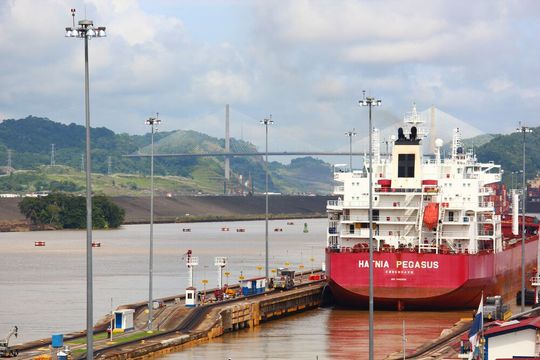 Auf beiden Seiten des Panamakanals (hier ein Bild aus 2022) stauen sich derzeit Schiffe, die nur mit Verzögerung durch die Wasserstraße fahren dürfen. Auf beiden Seiten des Panamakanals (hier ein Bild aus 2022) stauen sich derzeit Schiffe, die nur mit Verzögerung durch die Wasserstraße fahren dürfen.